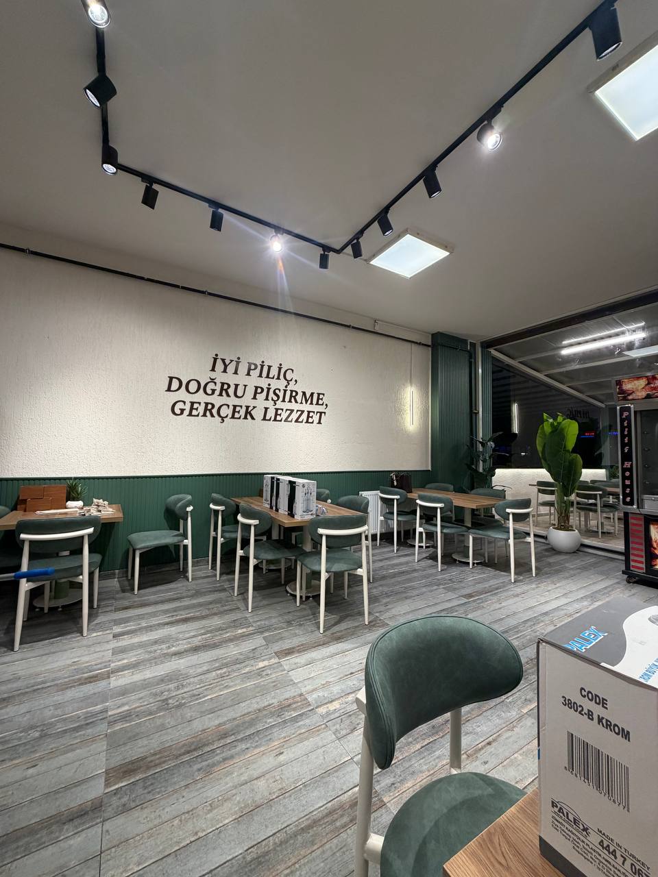 Abant Piliç Evi iç mekan — duvarda 'İyi Piliç, Doğru Pişirme, Gerçek Lezzet'